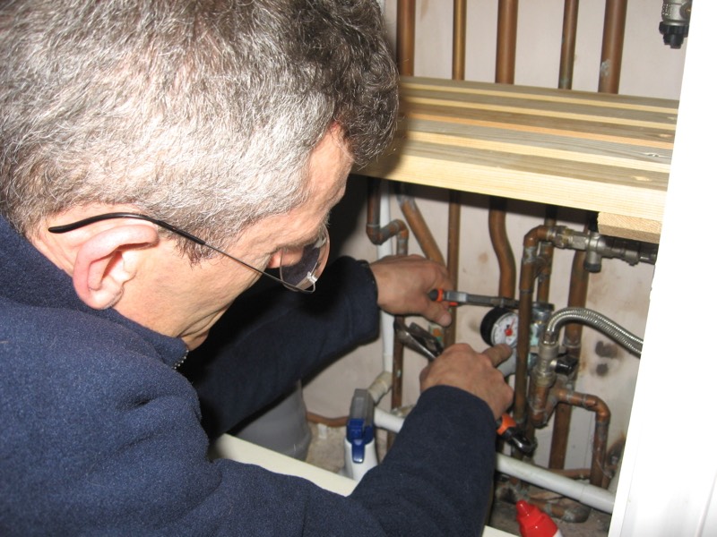 Installing a pressure reducer